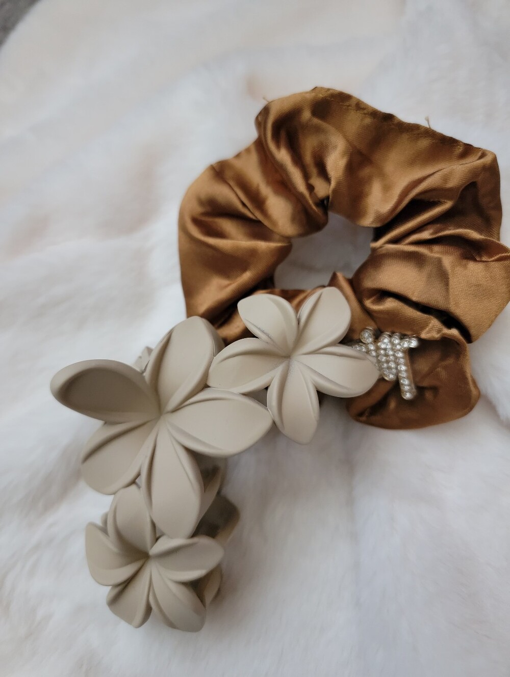 2pcs Neutral Floral Hair Clip with Bronze Satin Scrunchie